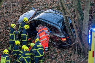 Auto rutscht in Rochlitz Hang hinunter: Polizei nennt weitere Details - Feuerwehrleute sicherten das Fahrzeug vor dem weiteren Abrutschen.