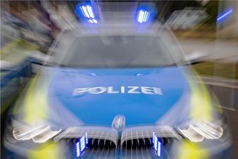 Auto steckt nachts auf nasser Wiese fest: Fahrer nach vier Stunden aus misslicher Lage befreit - Großes Lob für Beamte des Autobahnpolizeireviers Reichenbach gibt es jetzt von einem Reichenbacher Paar. Der Mann stak mit seinem Auto am Montagabend nach einem Lenkfehler auf einer feuchten Wiese im Gewerbegebiet fest. 
