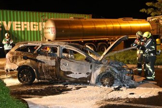Auto steht auf Autobahnrastplatz bei Wüstenbrand in Flammen -
