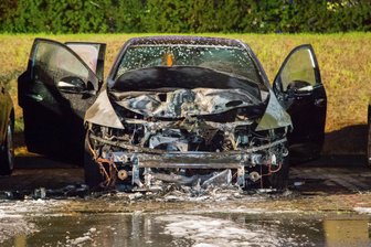 Auto steht in Brand - Der Motorraum des Hondas brannte komplett aus.