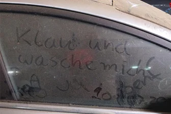 Auto steht seit drei Jahren in Zwickauer Parkhaus – und wird zum Kunstobjekt - Aufforderung an hilfsbereite Passanten: „Klau und wasche mich!“ Ein Staubtuch würde zunächst schon reichen.