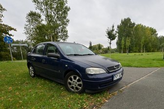 Auto steht seit Tagen verlassen am Muldendamm: Zwickauer Ordnungsamt greift ein - Dieses Auto steht mindestens schon zwei Tage auf der Wiese am Muldendamm.