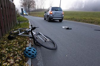 Auto stößt in Eubabrunn frontal mit 38-jährigem Radfahrer zusammen - Ein Verkehrsunfall ereignete sich am Sonntagnachmittag auf der Straße in Richtung Wernitzgrün.