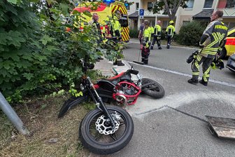 Auto stößt in Oberlungwitz mit Mopedfahrerin zusammen - Am Freitagabend ist es in Oberlungwitz zu einem Verkehrsunfall gekommen.