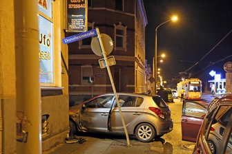 Auto stößt in Zwickau nach Unfall gegen Pizzaladen – Straßenbahnverkehr beeinträchtigt - Die Tram musste warten: Unfall am Samstagabend auf der Leipziger/Ecke Dorotheenstraße.