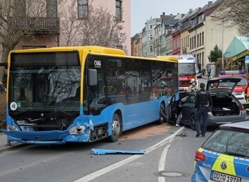 Auto stößt mit Linienbus zusammen - Ein Linienbus und ein Auto sind kollidiert.