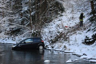 Auto stürzt bei Unfall im Erzgebirge ins Schwarzwasser - Ein Auto kam von der Straße ab und landete im Schwarzwasser.