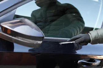 Auto total zerkratzt: Unbekannte richten in Plauen hohen Schaden an - Plauen: An der Schildstraße wurde ein Auto durch Zerkratzen stark beschädigt.