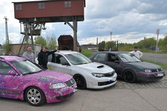 Auto-Tuning als Rettungsanker: Wie ein Zwickauer über seine Liebe zu Autos wieder Fuß fasste - Zeigen ihre Schmuckstücke (v.l.): Lukas Delling, Robert Bayer und Dave Volkmer.