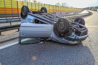 Auto überschlägt sich: A 72 bei Hartenstein zeitweise gesperrt - Das Auto blieb auf dem Dach liegen.