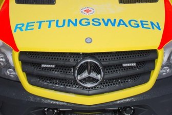 Auto überschlägt sich an Zufahrt von Supermarkt -