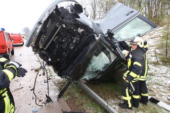Auto überschlägt sich auf A 4 bei Hohenstein-Ernstthal - Mehrere Verletzte gab es am Montag bei einem Unfall auf der A 4 bei Hohenstein-Ernstthal