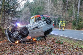 Auto überschlägt sich auf B 169 bei Rodewisch: Rentner leicht verletzt - Ein Pkw kollidierte mit einem Straßenbaum und überschlug sich.