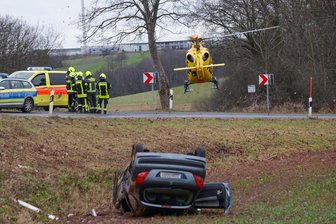 Auto überschlägt sich auf B 173 bei Mülsen: Rettungshubschrauber landet - drei Verletzte kommen in Klinik - Drei Verletzte bei einem Verkehrsunfall bei Mülsen. Ein Rettungshubschrauber war im Einsatz.