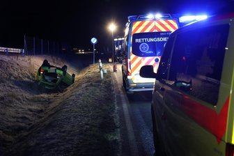 Auto überschlägt sich auf dem Autobahnzubringer Schneeberg - Der Pkw blieb auf dem Dach im Straßengraben liegen. Foto: