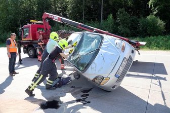 Auto überschlägt sich auf der A4 - 