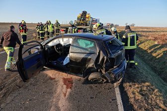 Auto überschlägt sich auf der B 173 zwischen Niederschöna und Hetzdorf: Fahrerin schwer verletzt - Bei einem Unfall auf der Bundesstraße 173 entstand an einem Kleinwagen Totalschaden. Die Fahrerin wurde in ein Krankenhaus gebracht.