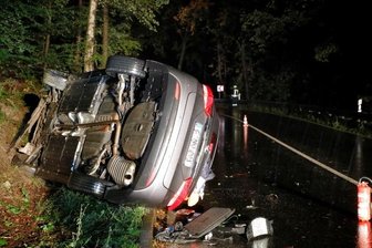 Auto überschlägt sich auf der S 223 - Fahrer verletzt -