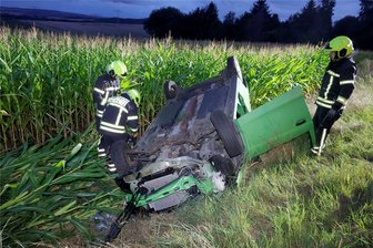 Auto überschlägt sich auf Frankenberger Straße in Richtung Chemnitz: Frau schwer verletzt - Rettungskräfte versorgten die schwer verletzte Frau.