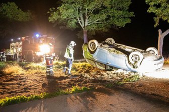 Auto überschlägt sich auf Landstraße im Erzgebirge - Der Unfall geschah nachts gegen 2 Uhr: Ein Fahrzeug ist von der Straße abgekommen und hat sich überschlug.
