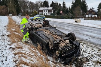 Auto überschlägt sich auf winterglatter Straße - 