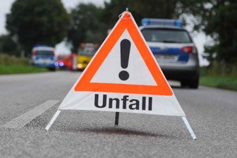 Auto überschlägt sich bei Mehltheuer: Zwei Menschen verletzt - Ein schwerer Unfall hat sich am Donnerstagnachmittag auf der B 282 ereignet.