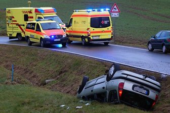 Auto überschlägt sich - drei Menschen verletzt -