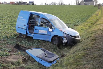 Auto überschlägt sich - Fahrerin leicht verletzt -