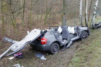 Auto überschlägt sich - Feuerwehr muss Fahrer befreien - Die Feuerwehr musste das Auto zerlegen, um den Fahrer zu befreien.