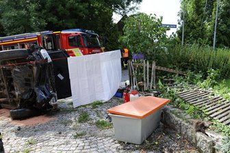 Auto überschlägt sich in Beierfeld: Fahrer verstirbt am Unfallort - Der Pkw kam nach rechts von der Fahrbahn ab und überschlug sich.