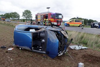 Auto überschlägt sich in Mülsen: Fahrerin schwer verletzt - 