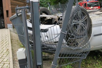 Auto überschlägt sich in Raschau-Markersbach - Fahrer flüchtet - 