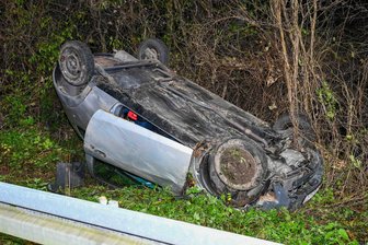 Auto überschlägt sich in Waldheim: Fahrer schwer verletzt - Auf dem Dach im Straßengraben landete Sonntagnacht das Unfallfahrzeug.