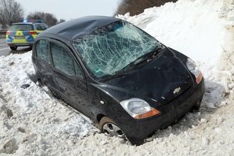 Auto überschlägt sich - Mann schwer verletzt - 