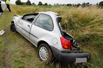 Auto überschlägt sich mehrfach - 86-Jähriger schwer verletzt - Bei einem Unfall nahe Erlau am Freitag überschlug sich ein Fahrzeug mehrfach.