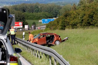 Auto überschlägt sich mehrfach auf der A 4 bei Chemnitz - Auf der A 4 bei Chemnitz hat sich am Donnerstag ein Mitsubishi mehrfach überschlagen.