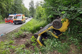 Auto überschlägt sich: Schutzengel bei schwerem Unfall auf B 175 bei Waldenburg - Dieses Auto ist am Dienstagnachmittag bei Schlagwitz von der Straße abgekommen.
