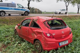 Auto überschlägt sich und bleibt auf Feld liegen - 