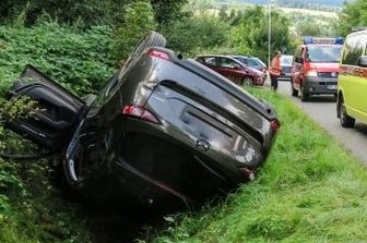 Auto überschlägt sich und landet auf Dach - Ein Pkw überschlug sich und landete auf dem Dach.