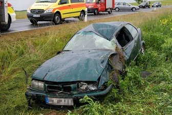 Auto überschlägt sich und landet im Feld - Nach ersten Informationen war der in Richtung Erlau fahrende BMW nach einer Linkskurve nach rechts von der Straße abgekommen.