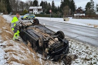 Auto überschlägt sich - 