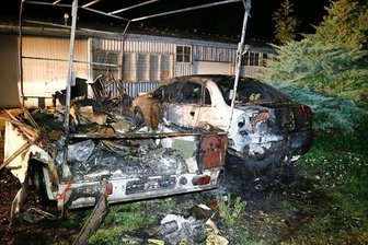 Auto und Anhänger gehen in Flammen auf -
