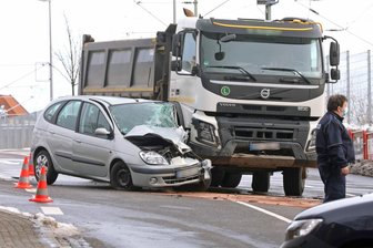 Auto und Laster kollidieren - 