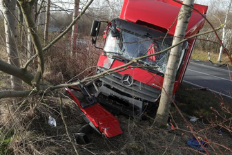 Auto und Lkw kollidieren: Zwei Verletzte - 
