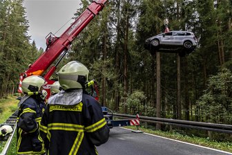 Auto verunglückt in Trinkwasserschutzgebiet bei Beerheide - Das Unfallauto musste mit einem Kran geborgen werden, weil es einen Hang hinunter gerutscht war.