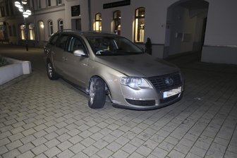 Auto verursacht Unfall auf Chemnitzer Fußgängerboulevard Brühl - So fand die Polizei das Unfallauto am Dienstagabend auf dem Brühl vor.