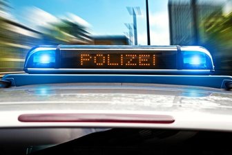 Auto wird nach Unfall angezündet -