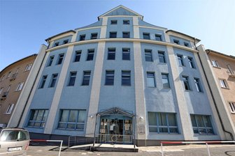 Auto-Zulassung im Kreis Zwickau: Im Notfall gehts auch schneller - Zwei bis drei Wochen wartet man im Kreis Zwickau im Schnitt auf einen Termin in der Zulassungsstelle – hier die Glauchauer. Viel zu lange für einen Rödlitzer, der dann wesentlich schneller an die Reihe kam.