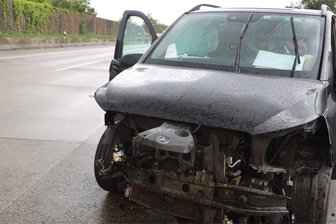 Autobahn 4 nahe Lichtenau: Hoher Sachschaden bei Unfall - Auf der A 4 bei Lichtenau geriet ein Mercedes auf regennasser Fahrbahn ins Schleudern.