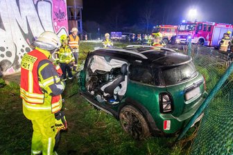 Autobahn 72 bei Wilkau-Haßlau: Fahrerin verliert Kontrolle über ihr Auto und kracht gegen Leitplanke - Der Mini fuhr erst in die Leitplanke und dann gegen eine Versorgungsstation der Autobahnmeisterei.